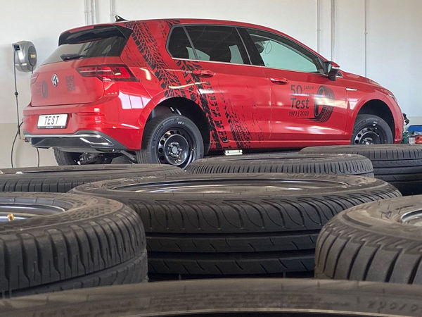 Der 2023 erscheinende ADAC-Sommerreifentest markiert zugleich ein rundes Jubiläum: Wurde der erste solche Produktvergleich 1973 veröffentlicht, kann der Klub insofern dann 50 Jahre Reifentests feiern (Bild: ADAC/Andreas Müller)