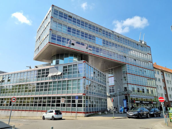 Nach dem Weggang des bisherigen Finanzvorstandes Thomas Loock vor einigen Wochen hat der Aufsichtsrat des in Hannover ansässigen Onlinereifenhändlers – hier im Bild die Firmenzentrale – eigenen Worten zufolge „den Prozess zur Nachbesetzung der Vakanz erfolgreich beendet“ (Bild: NRZ/Arno Borchers)