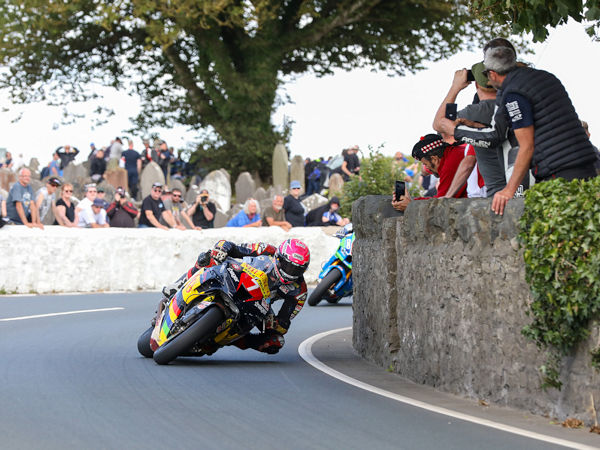 Im Superbike- und Supersport-Klassement Southern 100 hat Davey Todd mit Dunlop-Reifen an seinen Maschinen in nicht weniger als fünf von insgesamt sieben Rennen gesiegt (Bild: Dunlop)