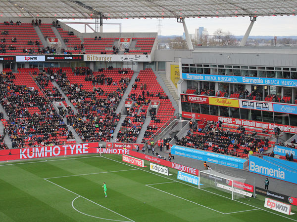 Kumho setzt seine Premiumpartnerschaft mit Bayer 04 Leverkusen fort und wird daher in der Saison 2022/2023 in der BayArena – dem Heimstadion der Mannschaft – weiterhin Präsenz zeigen (Bild: Kumho)