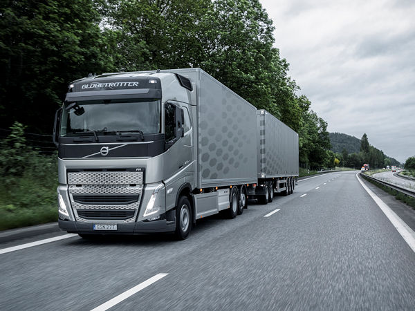 Laut BAG/Destatis besteht ein „deutlicher Zusammenhang zwischen dem Lkw-Mautfahrleistungsindex und Indizes zur wirtschaftlichen Aktivität“, sodass der aktuelle Trend auf eine tendenziell eher negative Konjunkturentwicklung hinzudeuten schein (Bild: Volvo Trucks)
