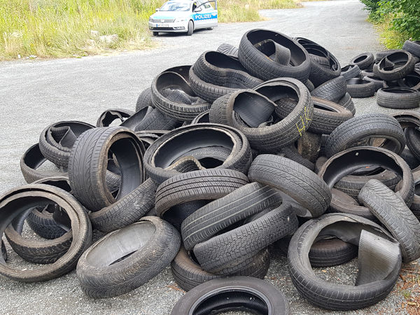 Auf dem Wanderparkplatz im Wald zwischen Grohnde und Welsede an der Landesstraße 429 haben Umweltfrevler vermutlich in der Nacht von vergangenem Freitag auf Samstag – möglicherweise aber auch schon früher – rund 250 alte Pkw-Reifen illegal entsorgt (Bild: Polizei)