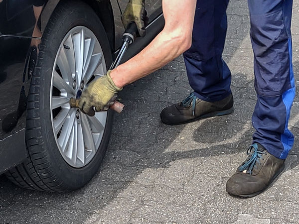 Laut BRV hat die Rechnungsposition „Aufschlag Reifenmontage für angelieferte Neureifen“ bei einem Mitgliedsbetrieb zu (auch gerichtlichem) Ärger geführt, weshalb in derart gelagerten Fällen besser eine Formulierung wie „Prüfung der Zulässigkeit und technischen Unversehrtheit von durch den Auftraggeber bereitgestellten Reifen/Produkten“ vorgeschlagen wird (Bild: NRZ/Christian Marx)