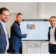 Freude auf beiden Seiten über die Zusammenarbeit (von links): Jens-Peter Schneider und Tobias Blohmann, Leiter Operations Fleet Mobility respektive Produktmanager bei DB Connect, mit Repareo-CEO Philipp Haac (Bild: Repareo)
