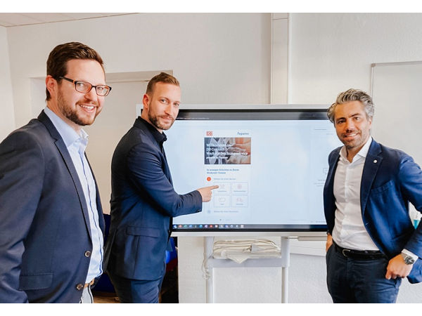 Freude auf beiden Seiten über die Zusammenarbeit (von links): Jens-Peter Schneider und Tobias Blohmann, Leiter Operations Fleet Mobility respektive Produktmanager bei DB Connect, mit Repareo-CEO Philipp Haac (Bild: Repareo)