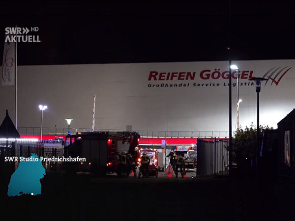 Dank mehrerer Hundert Feuerwehr- und Rettungskräfte ist bei dem Großfeuer bei Reifen Göggel Schlimmeres wohl verhindert worden – gleichwohl ist in Berichten aus der Region von einer Handvoll leichtverletzter Personen und einem Schaden in Millionenhöhe die Rede (Bild: SWR)