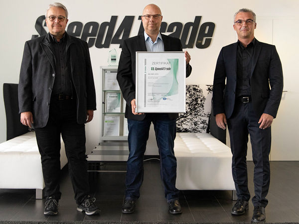 Die beiden Speed4Trade-Geschäftsführer Stefan Sommer (links) und Sandro Kunz (rechts) freuen sich gemeinsam mit Dirk Jungermann, Qualitätsmanagementbeauftragter des auch in der Reifenbranche bekannten E-Commerce-Softwarehauses, über das erhaltene Zertifikat (Bild: Speed4Trade)