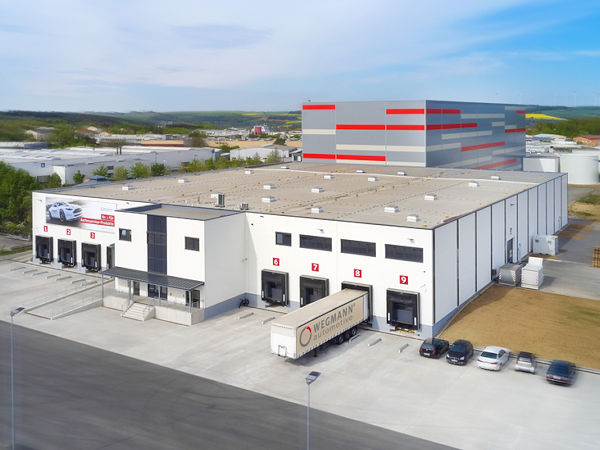 Auf einer Grundstücksfläche von mehr als 20.000 Quadratmetern errichtet, soll der Logistikbereich des Wegmann-Automotive-Neubaus, der auch einen Bürovorbau bietet, eine Fläche von 4.300 Quadratmetern umfassen (Bild: Wegmann Automotive)