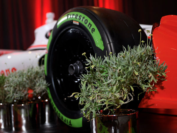 Bei den komplett neu entwickelten Firestone-Rennreifen, die erstmals an diesem Wochenende bei der US-amerikanischen NTT-Indycar-Serie auf die Strecke gehen, bestehen die Seitenwänden aus Kautschuk, der aus der Guayule-Pflanze gewonnen wurde (Bild: Bridgestone Americas)