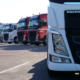 Die Nachfrage nach schweren Lkw (und Bussen) entwickelte sich bisher zwar stabil bzw. sogar leicht wachsen, aber ein kräftiges Neuzulassungsminus in der volumenmäßig größten Transporter-/Van-Klasse bis 3,5 Tonnen bestimmt den bisherigen Negativtrend im Gesamtmarkt (Bild: Volvo Trucks)