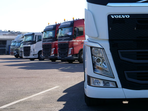 Die Nachfrage nach schweren Lkw (und Bussen) entwickelte sich bisher zwar stabil bzw. sogar leicht wachsen, aber ein kräftiges Neuzulassungsminus in der volumenmäßig größten Transporter-/Van-Klasse bis 3,5 Tonnen bestimmt den bisherigen Negativtrend im Gesamtmarkt (Bild: Volvo Trucks)