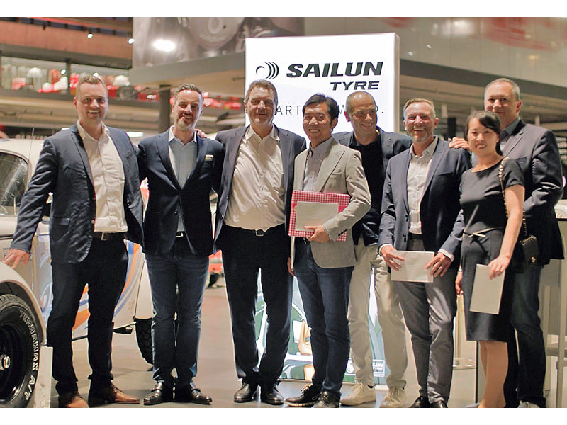 Wollen auch in den kommenden zehn Jahren gemeinsam die Marke Sailun weiter voranbringen in Zentraleuropa (von links): Marc Straub mit Stephan Cimbal, Director Marketing Europe bei Sailun, Eugen Straub, Sailuns Managing Director Chen Huang und Janis Amolins, Sales Director Europe bei dem chinesischen Reifenhersteller, sowie Andreas Wilmsmeier, Sailuns Business Development Manager Deutschland/Österreich/Schweiz/Benelux, Faye Wang und Gareth Passmore, ihres Zeichens Operations Manager respektive Senior Vice President bei dem Hersteller (Bild: Reifen Straub)