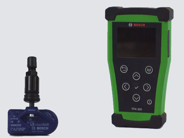 Mit nur einem Typ und vier Farbvarianten soll der „Quick-Fit“-Sensor von Bosch, für dessen Programmierung das „TPA 300“ genannte Geräte des Anbieters selbst empfohlen wird, eine Abdeckung von über 90 Prozent an mit direkten RDKS ausgestatteten Fahrzeugen erreichen (Bild: YouTube/Screenshot)