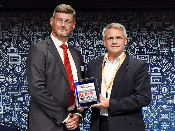 Die Auszeichnung durch die Profiwerkstatt-Leser als beste (Nutzfahrzeug-)Reifenmarke hat Georg Kliewer (rechts), Head of Special Vehicles bei Continental, während der Messe Automechanika in Frankfurt stellvertretend entgegengenommen (Bild: Huss-Verlag/Petra Welzel)