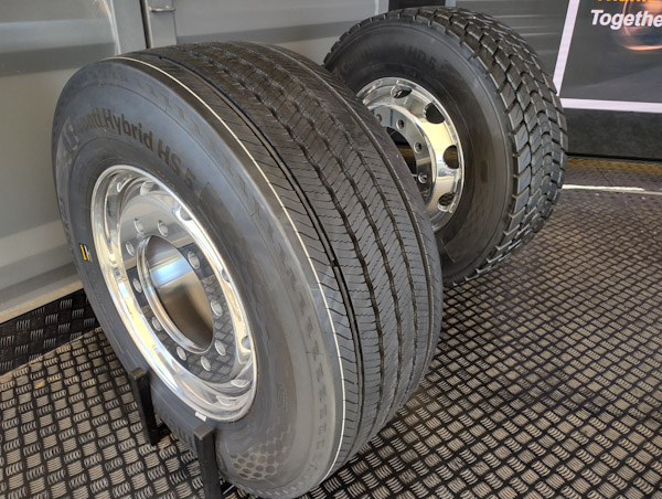 „Hybrid HS5“ (vorn) und „Hybrid HD5“ für die Lenk- respektive Antriebsachse sind die ersten beiden Vertreter von Contis fünfter Lkw-Reifengeneration – bis 2024 sollen über die für den Regional- wie den Fernverkehr ausgelegten Profile hinaus auch alle weiteren Reihen des Herstellers im Nfz-Segment als Fünfer erhältlich sein (Bild: NRZ/Christian Marx)
