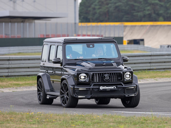 Lädt das Continental normalerweise verschiedene Partner aus der Szene zu seinem Tuningtag ein, waren diesmal ausschließlich Fahrzeuge von Brabus vor Ort, die samt uns sonders auf dem „SportContact 7“ rollten (Bild: Continental)