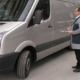 Wer Besitzer eines VW Crafter, T6, T5 und Amarok ohne Wartungsvertrag ist, kann sein Fahrzeug für Dekra-Werkstatttests zur Verfügung stellen (Bild: Dekra)