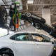 RoboTire soll den Räderwechsel in unter 25 Minuten schaffen, wobei für die eigentliche (De-)Montage von Reifen und Felge genauso wie für das Auswuchten und das Befüllen mit Druckluft nach wie vor Personal benötigt wird (Bild: Discount Tire)