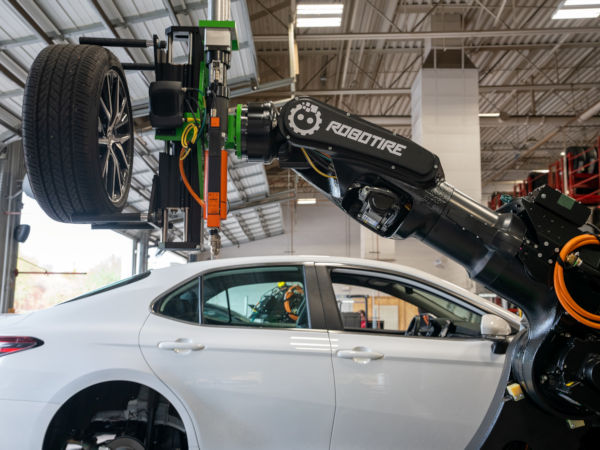 RoboTire soll den Räderwechsel in unter 25 Minuten schaffen, wobei für die eigentliche (De-)Montage von Reifen und Felge genauso wie für das Auswuchten und das Befüllen mit Druckluft nach wie vor Personal benötigt wird (Bild: Discount Tire)
