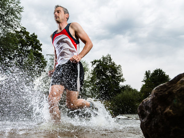 Evoniks in Sportschuhsohlen verwendbares „Vestamid eCO E40“ soll gegenüber klassisch hergestellten thermoplastischen Elastomeren nachhaltiger sein, weil bei seiner Herstellung aus Altreifen zurückgewonnenes Material zur Hälfte fossile Rohstoffe ersetzt (Bild: Evonik)