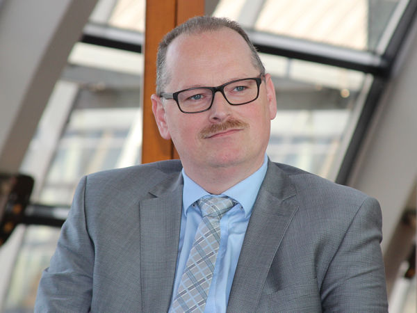 „Mit der Auszeichnung unseres runderneuerten Reifens als Recyclingprodukt tragen wir einen signifikanten Anteil an der Reduktion von Kohlendioxidverbräuchen, der Einsparung von Rohstoffen und Energie bei“, sagt Rigdon-Geschäftsführer Günter Ihle (Bild: NRZ/Christian Marx)