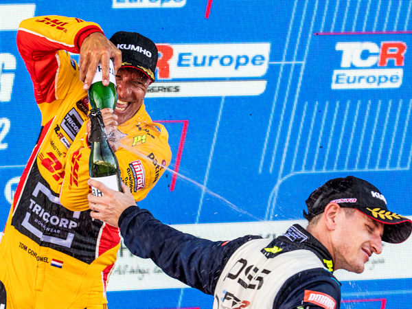 Seit dieser Saison ist Kumho Tire exklusiver Reifenlieferant der TCR Europe, und bei dem Lauf am vergangenen Wochenende hatte Tom Coronel (links) mit seinem Audi die Nase vorn gefolgt von Nicola Baldan auf einem Hyundai Elantra N sowie einem weiteren Audi-Fahrer (Bild: Kumho Tire)