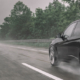 Nicht nur wegen der durch sie größeren Aquaplaninggefahr bei nasser Witterung sollten Autofahrer Nokain zufolge um Spurrillen „einen Bogen machen“, aber selbstredend nicht im wortwörtlichen Sinne (Bild: Nokian Tyres)