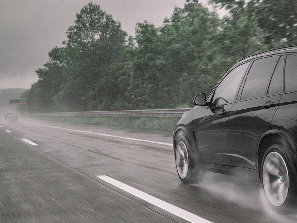Nicht nur wegen der durch sie größeren Aquaplaninggefahr bei nasser Witterung sollten Autofahrer Nokain zufolge um Spurrillen „einen Bogen machen“, aber selbstredend nicht im wortwörtlichen Sinne (Bild: Nokian Tyres)