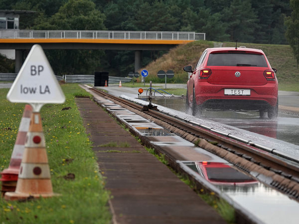 Nach Ansicht der Gute-Fahrt-Redaktion hat ein Ganzjahresreifentest auch ohne die Teilnahme eines Michelin-Profils „durchaus Aussagekraft“ – laut dem Magazin liefere ihm der französische Hersteller „bereits seit vielen Jahre“ keine seiner Reifen mehr für Tests (Bild: TCS)
