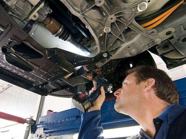 Hinsichtlich Reparaturen und Wartung haben 79 Prozent der an der Umfrage teilnehmenden Fahrer von Elektrofahrzeugen Markenwerkstätten ihr Vertrauen ausgesprochen, freien Werkstätten aber lediglich knapp 20 Prozent (Bild: TÜV Rheinland AG)