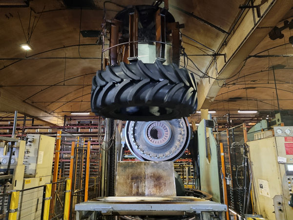 Im September 1997 hat die mittlerweile zu Apollo Tyres gehörende Marke Vredestein „Traxion+“-Traktorreifen im Markt eingeführt, weshalb man gerade das 25-Jährige der dahinter stehenden Technologie feiert (Bild: NRZ/Arno Borchers)