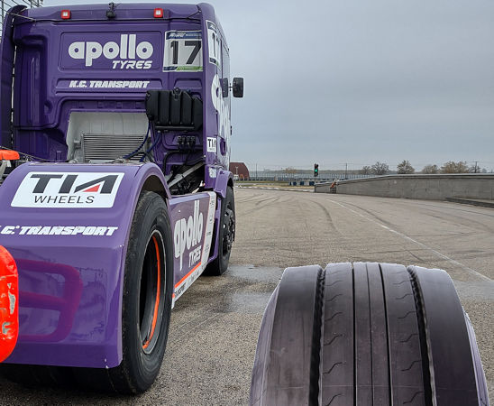 In der von Goodyear exklusiv mit Reifen ausgerüsteten Truck-Racing-Serie ist Apollo Tyres mit einem eigenen Team am Start, will aber auch sonst mit seinen Lkw-Reifen ordentlich Gas geben wie unter anderem mit dem ab Anfang 2023 verfügbaren neuen Trailerprofil „EnduMile LHT“ (Bilder: NRZ/Christian Marx)