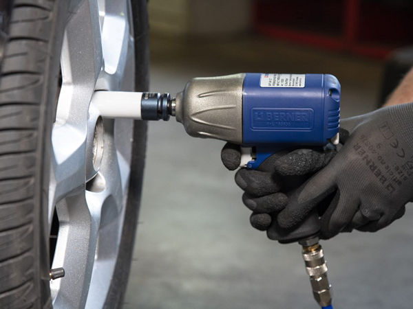 Seine neue Produktreihe beschreibt Berner nicht zuletzt als besonders wartungsfreundlich, da das Schlagwerk der „Hybrid“-Geräte nicht mehr gefettet werden müsse (Bild: Berner)