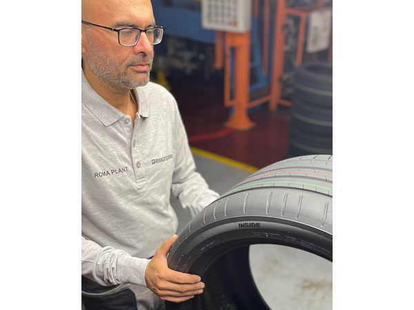Aufgrund des Einsatzes von bio- und kreislaufbasierten Materialien dort wurde das Werk in Rom Anfang September als erste Bridgestone-Produktionsstätte überhaupt mit dem ISCC-Plus-Zertifikat ausgezeichnet, noch im selben Monat folgte der Standort Aiken und soll das Bewertungsprogramm ab 2023 auf weitere Werke in Europa ausgeweitet werden (Bild: Bridgestone)