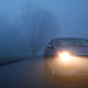 In der dunklen Jahreszeit kommt es in besonderem Maße auf eine funktionierende Fahrzeugbeleuchtung an – Reifen in einem guten Zustand sind hingegen immer wichtig (Bild: GTÜ)