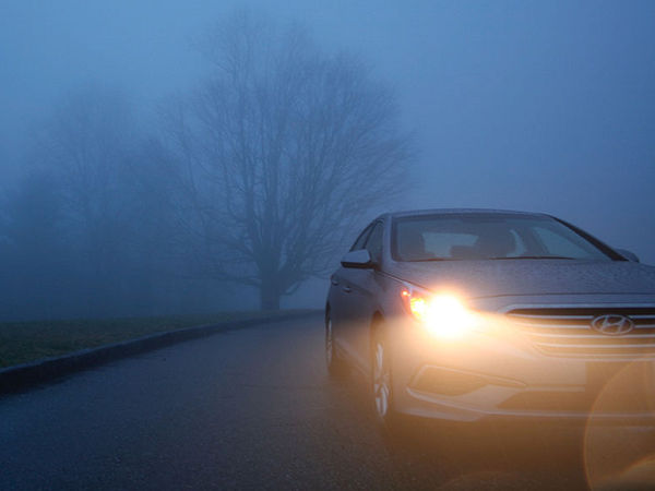 In der dunklen Jahreszeit kommt es in besonderem Maße auf eine funktionierende Fahrzeugbeleuchtung an – Reifen in einem guten Zustand sind hingegen immer wichtig (Bild: GTÜ)