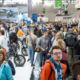Auch wenn diesmal insgesamt „nur“ rund 100.000 Privat- und Fachbesucher bei der Motorradmesse gezählt wurden und damit nicht einmal halb so viele wie zuletzt 2018 vor der Corona-Krise, wird die diesjährige Intermot von den Veranstaltern als „gelungener Neustart nach vier Jahren“ bilanziert (Bild: Koelnmesse GmbH)