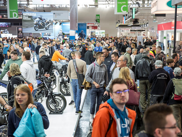 Auch wenn diesmal insgesamt „nur“ rund 100.000 Privat- und Fachbesucher bei der Motorradmesse gezählt wurden und damit nicht einmal halb so viele wie zuletzt 2018 vor der Corona-Krise, wird die diesjährige Intermot von den Veranstaltern als „gelungener Neustart nach vier Jahren“ bilanziert (Bild: Koelnmesse GmbH)