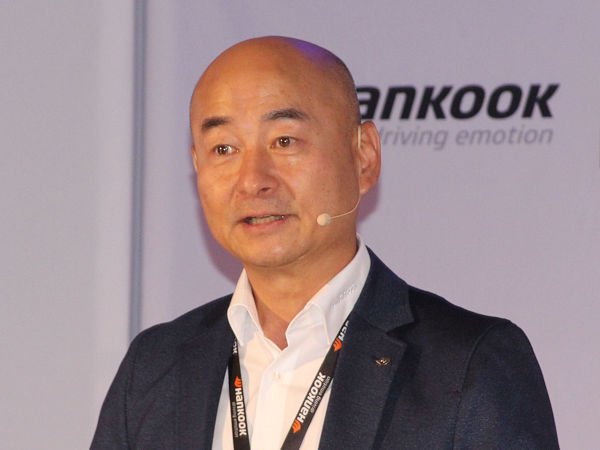 „Mit unserem ‚iON Winter‘ bieten wir nun das passende Produkt, um auch in der kalten Jahreszeit auf speziell für Elektrofahrzeuge ausgelegte Reifen wechseln zu können“, erklärt Sang-Hoon Lee, Präsident von Hankook Tire Europe (Bild: NRZ/Christian Marx)