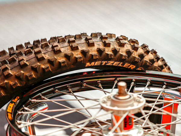 In der EnduroGP-, E1-, E3- und Youth-Wertung haben zum Saisonschluss Fahrer die Nase vorn, die auf Metzelers „MCE 6 Days Extreme“ an ihren Maschinen vertrauen (Bild: Metzeler)