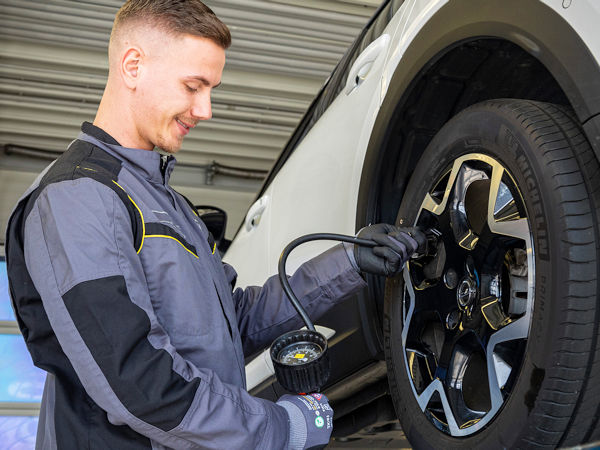 Auch wer keine Kompletträder benötigt, sondern Reifenersatz, dem bietet Opel eigenen Worten zufolge eine „Auswahl an Qualitätswinterreifen namhafter Hersteller zu günstigen Preisen“ samt eines kostenlosen Tausches des neuen Reifensatzes im Falle einer Beschädigung (Bild: Opel)