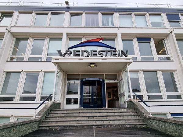 Im Jahr 1947 und damit vor 75 Jahren wurde im niederländischen Enschede der Grundstein für das dort heute noch existierende (Vredestein-)Reifenwerk gelegt – im Bild der Eingang zum Verwaltungstrakt vor Ort (Bild: NRZ/Arno Borchers)
