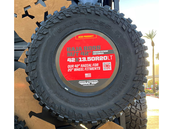 Mit den neuen Größen 42x13.50 R17 LT, 42x13.50 R20 LT und 44x13.50 R20 LT hat die zu Goodyear gehörende Offroadreifenmarke Mickey Thompson das Dimensionsspektrum ihres „Baja Boss M/T“ genannten Profils nach oben hin ausgebaut (Bild: Goodyear)