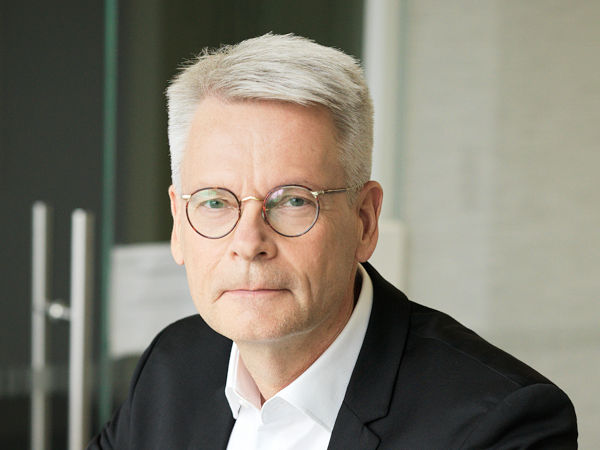 „Eine erstklassige Produktionsstätte in Europa ist ein wichtiger Schritt, um zusätzliche Kapazitäten und eine ausgewogene Produktionsplattform zu schaffen, wenn wir mit dem Bau des neuen Nokian Tyres ohne Russland beginnen“, so Nokian-Präsident und -CEO Jukka Moisio Tyres (Bild Nokian Tyres)