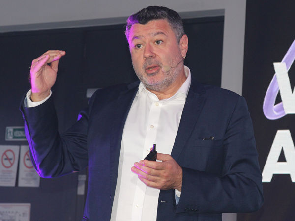 „Wir hoffen nun auf die nächste Investitionsrunde“, macht Yves Pouliquen, Leiter Vertrieb und Marketing bei Apollo Tyres deutlich, dass die Pläne des indischen Herstellers hinsichtlich Motorradreifen seiner Marke Vredestein in Europa zwar aufgeschoben, aber nicht aufgehoben sind (Bild: NRZ/Christian Marx)
