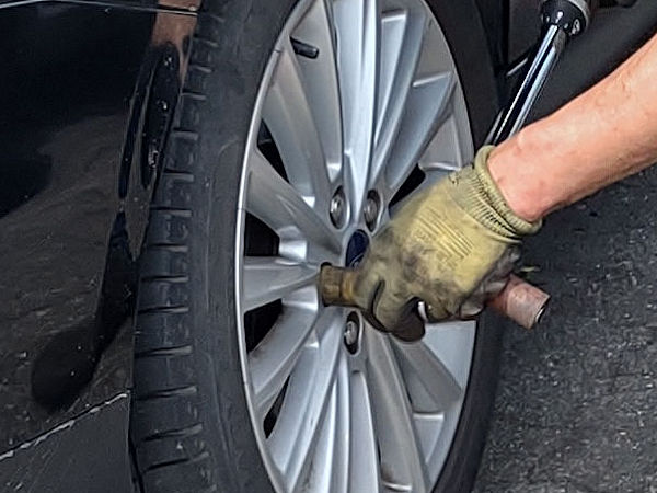 Mit einer Beispielrechnung legt Check24 Autofahrern nicht nur die Nutzung eines zweiten Rädersatzes, sondern vielmehr auch das saisonale Umstecken im Do-it-yourself- bzw. DIY-Verfahren ans Herz (Bild: NRZ/Christian Marx)