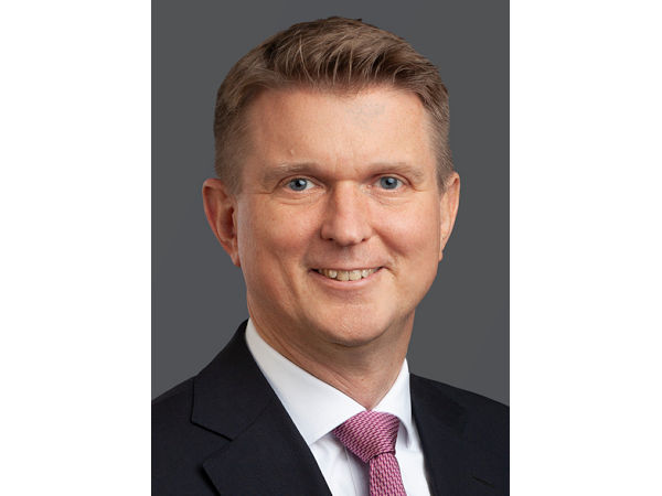 Das zehnköpfige Team der Anwaltskanzlei Mayer Brown, die Goodyear bei dem Burkhardt-Deal beraten hat, stand unter der Federführung von Corporate-&-Securities-Partner Dr. Jan Streer (Bild: Mayer Brown)