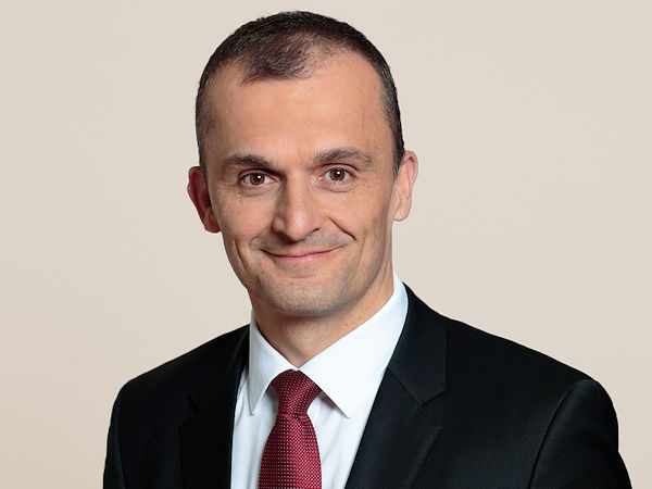 „Es reicht künftig nicht aus, nur technologisch führend zu sein. Vielmehr sind wettbewerbsfähige Kostenstrukturen entscheidend“, erklärt Matthias Zink, CEO der Schaeffler-Sparte Automotive Technologies, warum die Transformation in Richtung Elektrifizierung des Antriebsstrangs den Abbau von Überkapazitäten bzw. Stellen erfordert (Bild: Schaeffler)