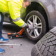 Damit man sich beim Räderwechsel in Eigenregie nicht verletzt und die Finger dabei nicht schmutzig oder – falls doch – nach getaner Arbeit wieder sauber werden, hat Auto Motor und Sport je sechs Schutz- und Montagehandschuhe sowie zehn Handwaschpasten getestet (Bild: HUK-Coburg/Hagen Lehmann)