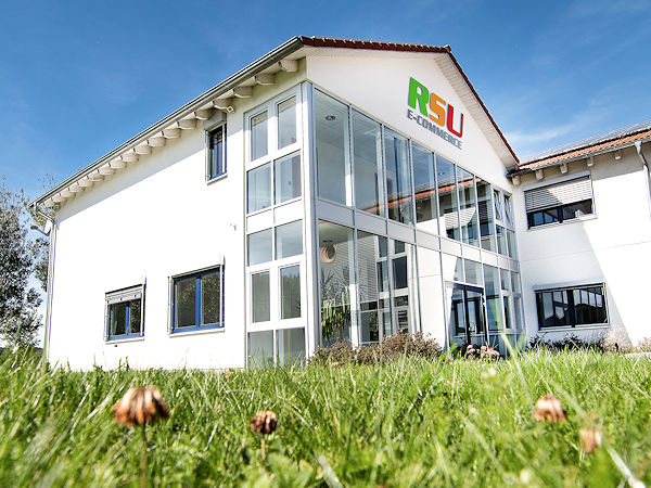 Die mittlerweile rund 150 Mitarbeiter der RSU GmbH mit Ursprung auf der Schwäbischen Alb – unter anderem Betreiber der B2B-Plattform TyreSystem – können sich über „ein vorzeitiges Weihnachtsgeschenk“ freuen und das Unternehmen selbst zum zweiten Mal in Folge über eine Auszeichnung als „Top Company“ durch Kununu (Bild: RSU)